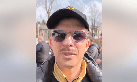 Угорські медіа цитували «місцевого жителя», який хвалив Орбана і казав, що «любить» його. Він виявився сином його соратниці