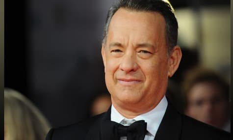 Том Хэнкс на спор «ограбил» магазин сувениров, похитив картонную фигуру самого себя