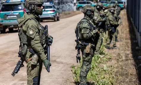 Польща відкрила кордон із Білоруссю та закликає своїх громадян негайно виїхати звідти