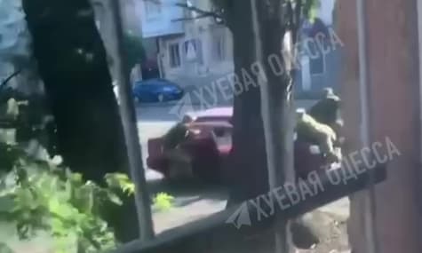 В Одесі водій під час втечі від ТЦК «протягнув» двох військових на капоті. Його розшукує поліція