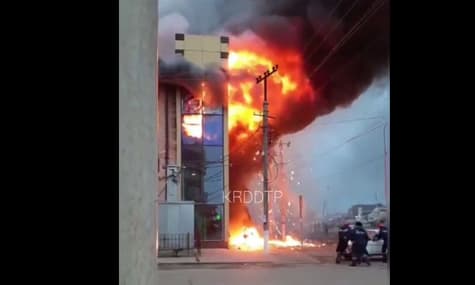 На Кубани вспыхнул торговый центр. Пожар охватил 1000 м²