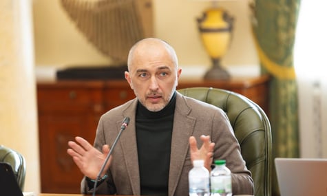 У НБУ закликали банки «оминати ризиковані країни» та пояснили, чому інкасатори перевозили стільки готівки в Угорщині — Пишний