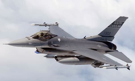 США досі не затвердили план навчання українських пілотів на F-16, хоча підготовка має стартувати цього місяця — CNN