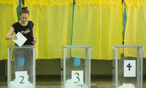 У «Слузі Народу» запропонували вивчити гібридний формат голосування на виборах: офлайн та онлайн