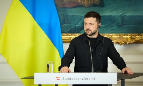 Зеленський планує обговорити з Трампом закупівлю зброї: Про нову допомогу не йдеться