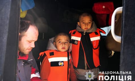 Із села під Авдіївкою евакуювали двох 9-річних близнюків. Батьки відмовлялися, але передумали після прильоту