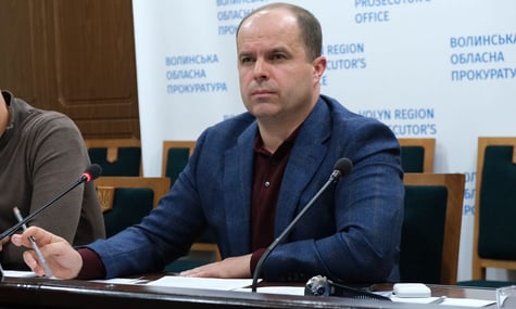 Батько заступника генпрокурора Мустеци на початку вторгнення вивіз за кордон понад $1 млн — розслідування