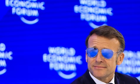 Сайт невеликого французького бренду окулярів, які Макрон носив у Давосі, «впав» на цілий день через великий попит