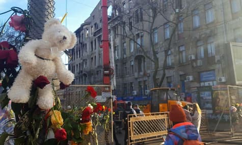 «Мамусю, я вас дуже-дуже люблю. Тут все горить. Я стрибатиму». Репортаж з одеської вулиці, де згорів коледж