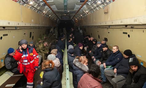 Освобожденные из плена украинцы вылетели в Киев с военного аэродрома в Харьковской области