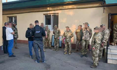 «Били, залякували та утримували людей». На Одещині шістьох працівників ТЦК та їхніх спільників підозрюють у катуванні