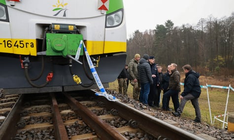Туск: Диверсію на залізниці в Польщі здійснили громадяни України. Вони вже втекли в Білорусь