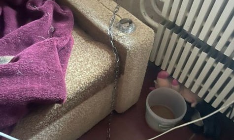 У Кам’янському жінку підозрюють у жорстокому поводженні з дитиною. Вона прив’язала 7-річного сина ланцюгом до батареї