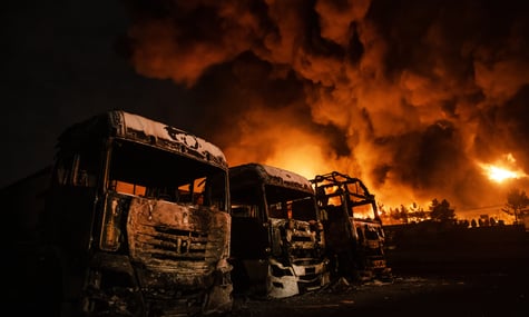 Кислотні дощі та дороги з вогню: іранців закликають не виходити з дому після пошкоджень нафтосховищ