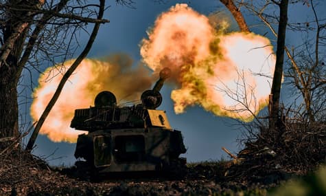 1,000 missiles from Britain, maneuvers on southern front: last night's highlights