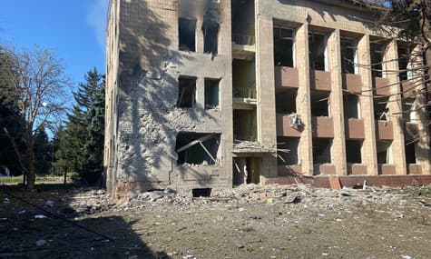 российские войска ударили по поселковому совету в Боровой Харьковской области: есть погибший и раненые