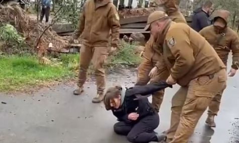 Працівники «Муніципальної охорони» силою виводять одну жінку біля Теремків, де відновили будівельні роботи, 22 вересня 2026 року