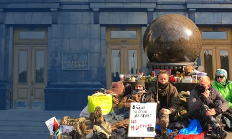 Хроніки коронавірусу: волонтери, Укроборонпром та протести під Офісом президента