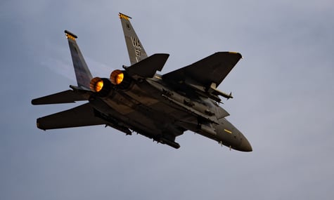 Одного з пілотів американського винищувача F-15, збитого над Іраном, вдалося врятувати — CBS News