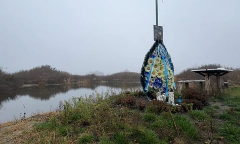 Озеро та пам'ятний знак на місці загибелі українського льотчика Дениса Кирилюка у селі Товкачівка Чернігівської області