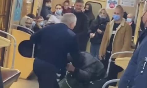 В Харьковском метро машинист подрался с пассажиром. Его уже отстранили, а полиция начала проверку