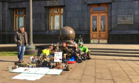 Під Офісом президента шостий день триває акція проти прямих переговорів з бойовиками «Л/ДНР»