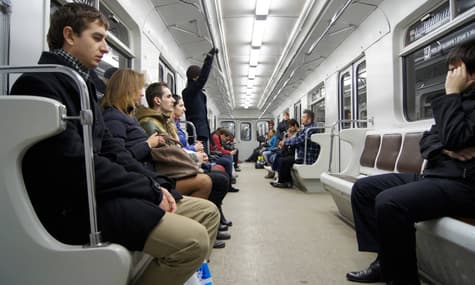 У метро Києва відтепер можна розраховуватися карткою