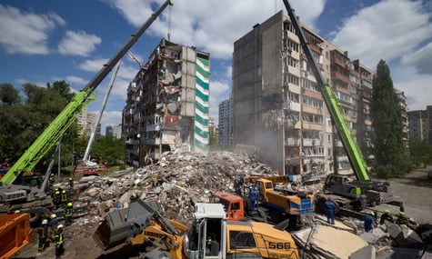 Удар по Києву. З-під завалів дістали тіло 12-річної дівчини, кількість загиблих зросла до п'яти