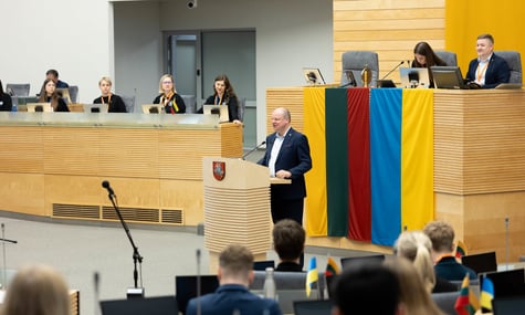 Сейм Литви мусив знайти законну підставу для вивішування українського прапора після того, як на це поскаржився депутат