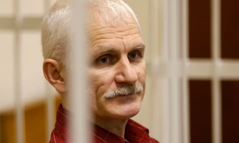 Белорусского лауреата «Нобеля» Алеся Беляцкого приговорили к 10 годам за решеткой