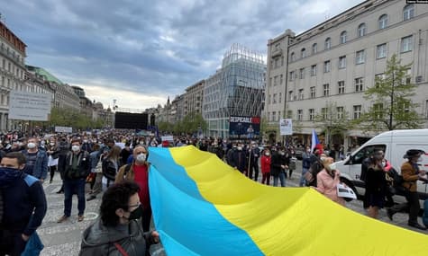 У Празі відбувся протест проти російського впливу. На акції розгорнули прапор України (ФОТО)