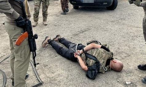 Ділки на Донеччині під виглядом військових ЗСУ торгували зброєю та наркотиками. Тепер їм загрожує до 7 років за ґратами