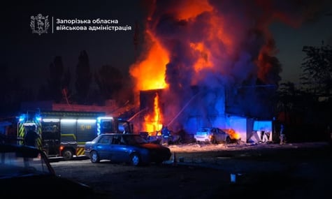 В Запорожье погибли три человека после российского обстрела. Оккупанты также били по Киевской области и Сумам (ДОПОЛНЕНО)