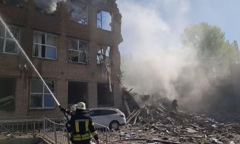 В результате утреннего ракетного удара по Донецкой области загорелся лицей — двое человек погибли