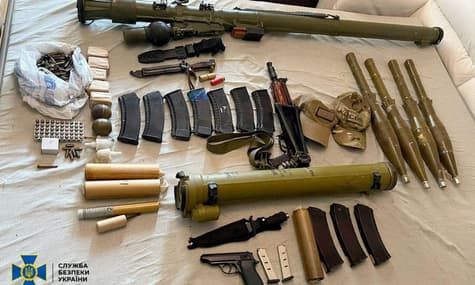 В Харькове задержали фейковых правоохранителей, которые выбивали деньги из горожан. У них нашли целый склад оружия