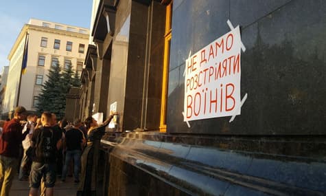 Під АП вимагали від Зеленського «зупинити капітуляцію» на Донбасі
