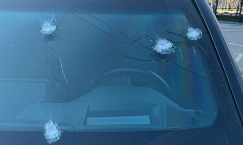 Журналіст заявив про розстріл машини невідомим під час зйомок із полком «Скеля»