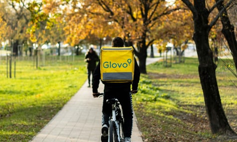 Glovo обіцяє повернути кошти людям, у яких списали тисячі гривень «чайових» для кур'єрів: Це технічний збій