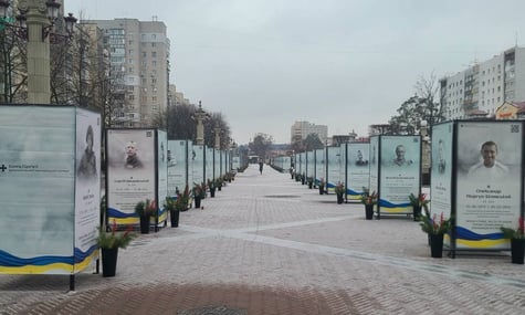 На Алеї пам’яті в Ірпені жінка била портрети загиблих українських захисників. Поліція встановила її особу