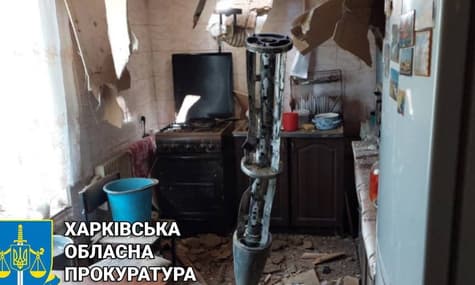 На Харківщині російський снаряд залетів до кухні цивільної оселі та поранив двох людей