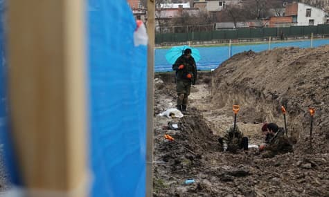 На Марсовому полі у Львові ексгумують старі поховання, де можуть бути військові НКВС Останки перенесуть