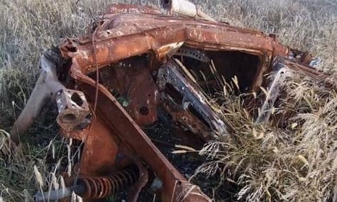 В поле в Харьковской области обнаружили взорванную машину с 5 погибшими. Они пытались самостоятельно эвакуироваться
