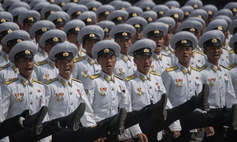 «Окочурились на войне». Войска КНДР с флагом рф прошли парадом в Пхеньяне. В Украине прокомментировали: не хватает 6 тысяч