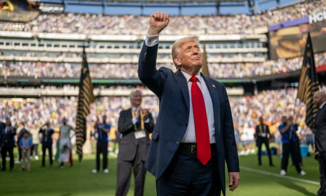 Усе через рукостискання: речниця Трампа пояснила пластирі на його руках