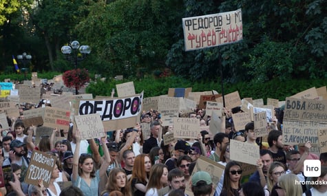 У Києві тисячі людей вийшли на ходу за повернення Федорова. Протести тривають уже 16 днів поспіль
