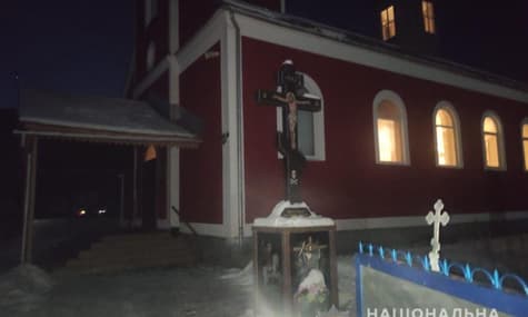 На Закарпатті чоловік хотів украсти гроші з храму, але після розмови зі священником здався поліції