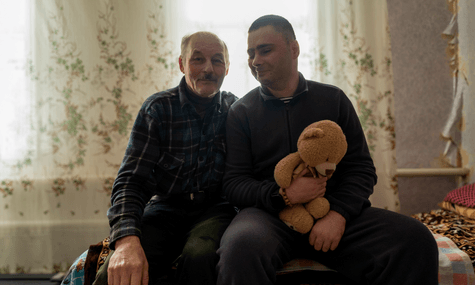 Уламок вимкнув третину мозку. Як у глухому селі без пральної машини, води й туалету батько доглядає пораненого сина