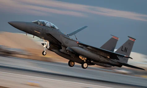 Іран та США розшукують зниклого американського пілота з підбитого літака