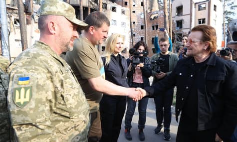 Знаменитая группа U2 посетила Киевскую область и выступила в столичном метро. Их пригласил Зеленский