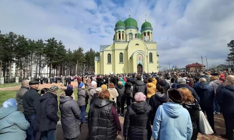 На Житомирщині біля храму УПЦ МП стався конфлікт. Люди скаржаться, що священник вдарив хлопчика